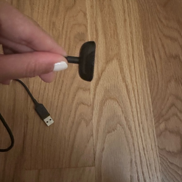 Fitbit Luxe & Charge 5 and Charging Cable - Picture 3 of 3